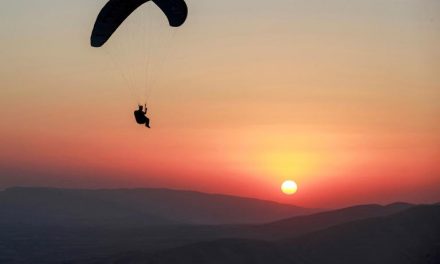 Exreina de belleza en Canadá y tiktoker de 21 años muere en su primer salto en paracaídas