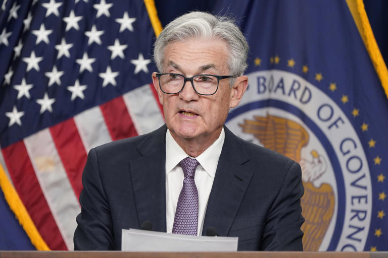 Fed eleva de nuevo tasas de interés para combatir inflación