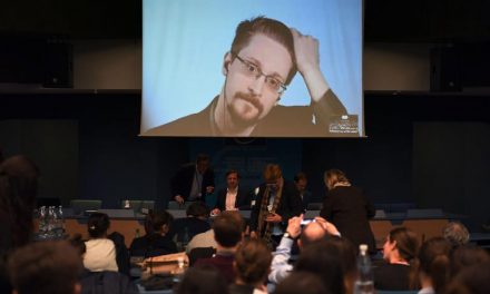 Rusia otorga ciudadanía a Edward Snowden tras decreto de Putin