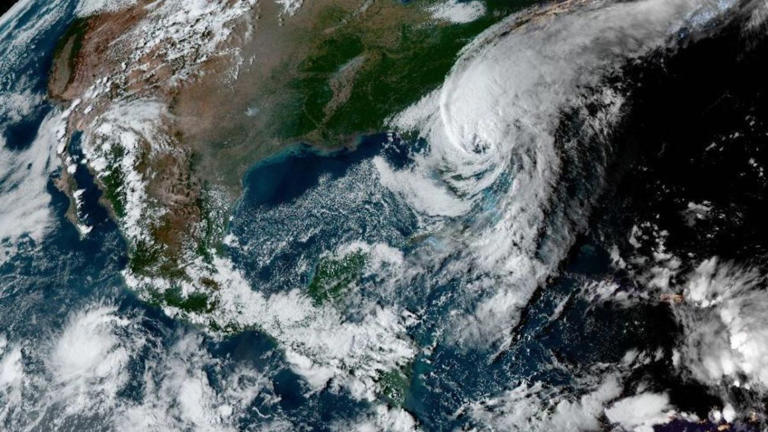 Ian recupera fuerza de huracán y sigue su rumbo a Carolina del Sur