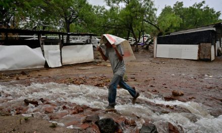 Orlene toca tierra mexicana como huracán de categoría 1
