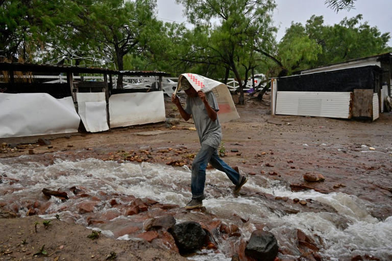 Orlene toca tierra mexicana como huracán de categoría 1