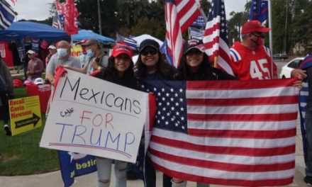 Más Latinos viran a la derecha y favorecen al partido republicano