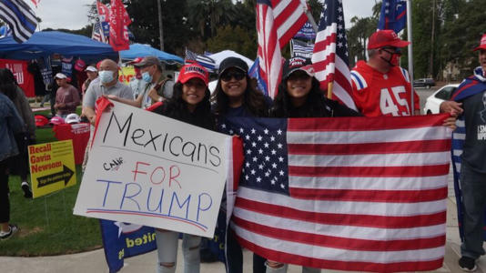 Más Latinos viran a la derecha y favorecen al partido republicano