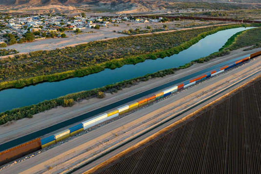Arizona no quitará el muro de contenedores que construyó en la frontera con México