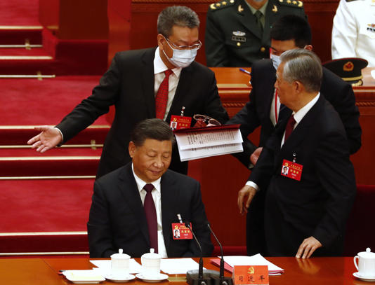 Expresidente Hu Jintao, escoltado fuera del Congreso PCCh en aparente purga