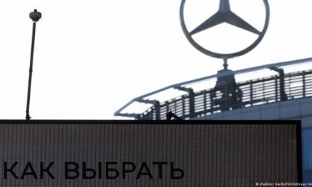 Mercedes-Benz venderá activos en Rusia a inversionista local