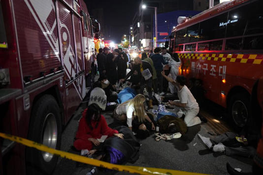 Más de 140 muertos en estampida humana en Seúl