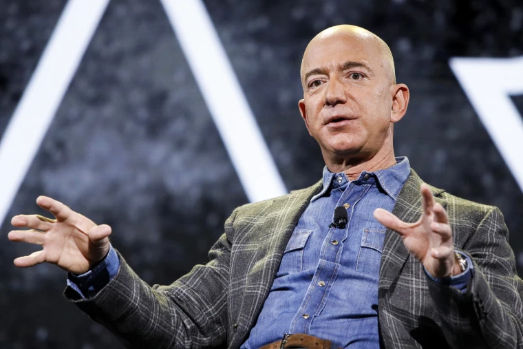 Jeff Bezos anuncia que regalará su fortuna de $124 mil millones.