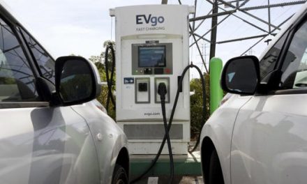 California rechaza impuesto a ricos para autos eléctricos