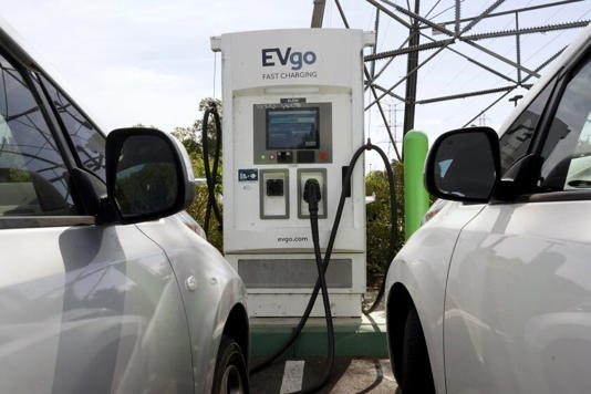 California rechaza impuesto a ricos para autos eléctricos