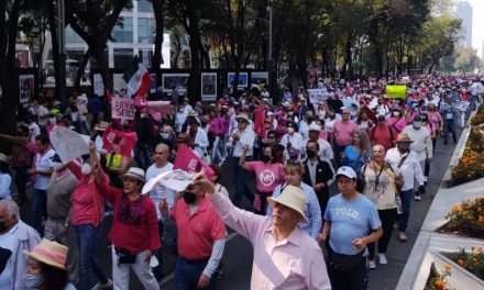 Miles de ciudadanos, organizaciones y políticos de oposición marchan en México en defensa del INE