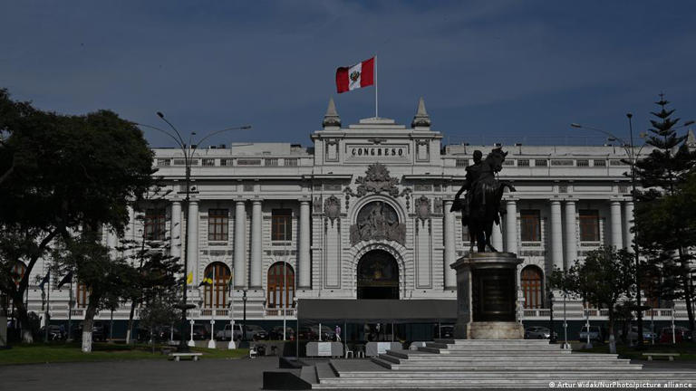 Entes electorales de Perú piden 12 meses para adelanto de comicios
