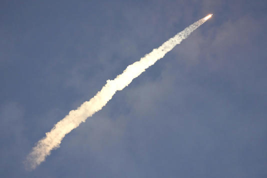 SpaceX pone en órbita satélites para competidor de internet