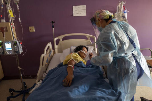 Los hospitales de Los Ángeles, bajo presión por el aumento de COVID y la fuerte temporada de gripe