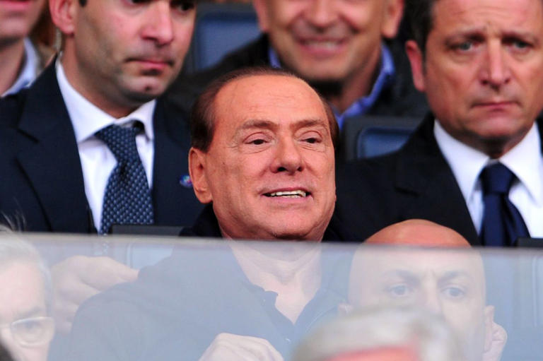 Silvio Berlusconi le ofrece un “autobús de prostitutas” a sus jugadores si consiguen ganarle a un grande de Italia