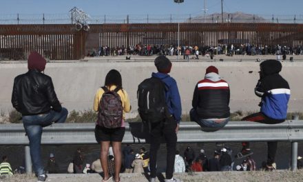 Migrantes en Estados Unidos esperan decisión sobre restricciones a asilo