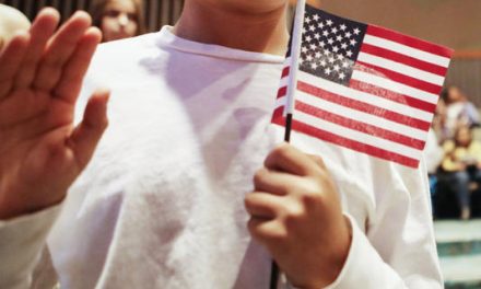 Casi un millón de inmigrantes logran la ciudadanía, reporta USCIS