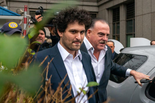 Billonario de criptomonedas Sam Bankman se declaró “no culpable” de fraude, estafa y lavado de dinero: piden 115 años de cárcel en juicio en Nueva York
