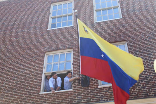 La Embajada de Venezuela en EEUU anuncia el cese de sus funciones tras la destitución de Juan Guaidó