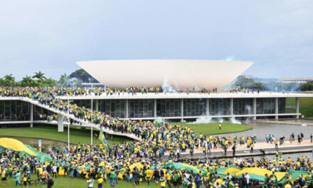 Mies de brasileños rompen barreras de seguridad e irrumpen en el Congreso de Brasil