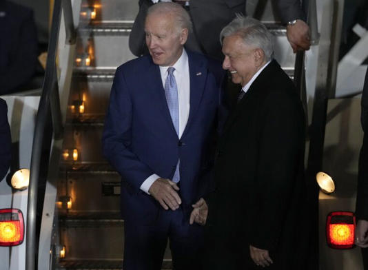 AMLO se arrodilla frente a Biden. Considera ampliar programa migratorio, dará visas y recibirá a expulsados de Estados Unidos