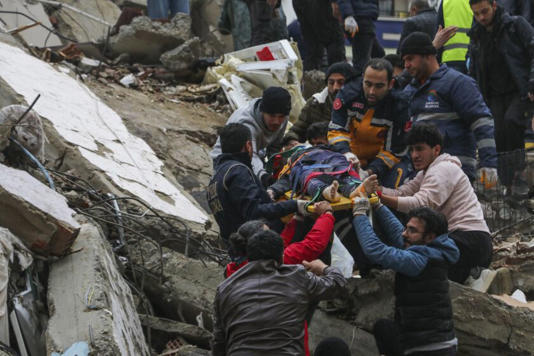 Suman 2.600 muertos tras Terremoto de magnitud 7,8 en Turquía