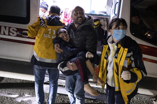 Turquía: Nuevo sismo deja 3 muertos y más de 200 heridos