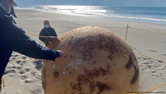 ¿Qué hay detrás de la misteriosa bola metálica hallada en una playa de Japón?