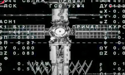 Nave rusa se acopla a ISS para reemplazar cápsula dañada