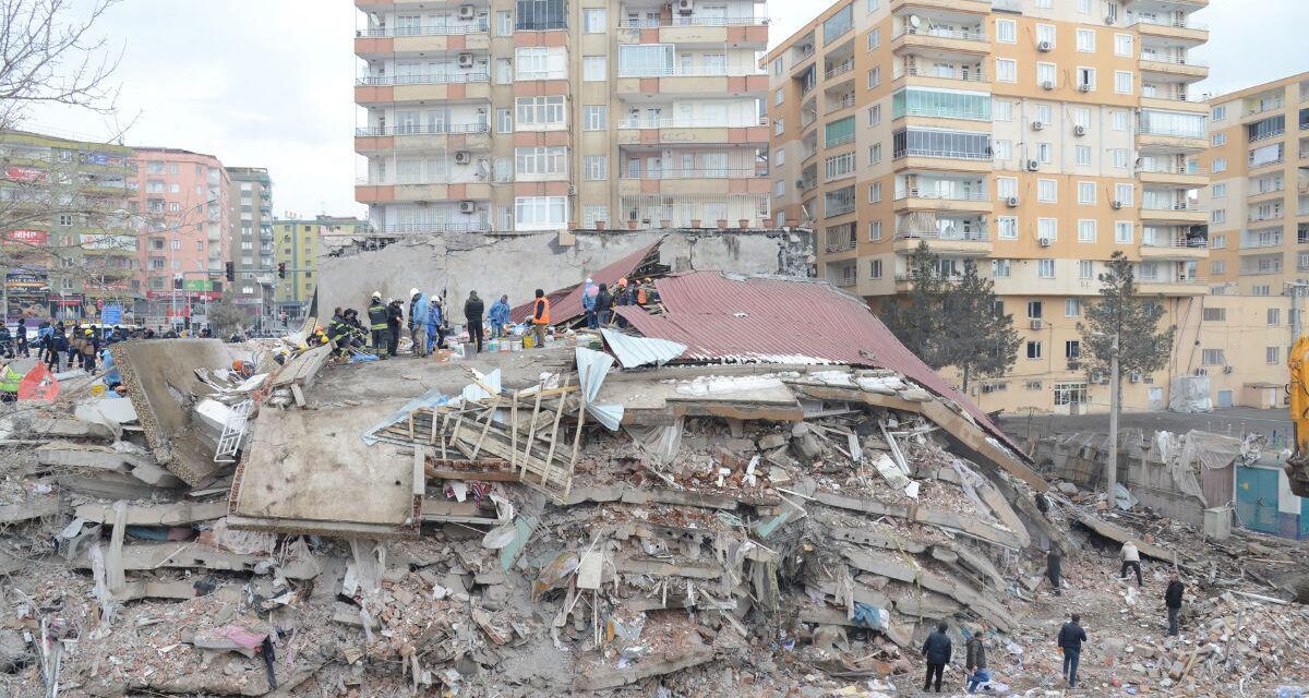 Suman ya 3,600 muertos en Turquía y Siria tras sismo. Han colapsado 6,217 edificios