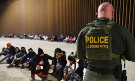 Texas empuja “unidad de protección fronteriza” para detener a inmigrantes ante el fin del Título 42