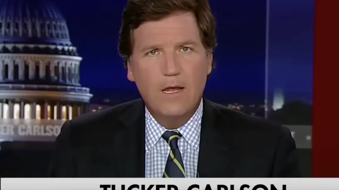 El presentador Tucker Carlson se va de Fox News