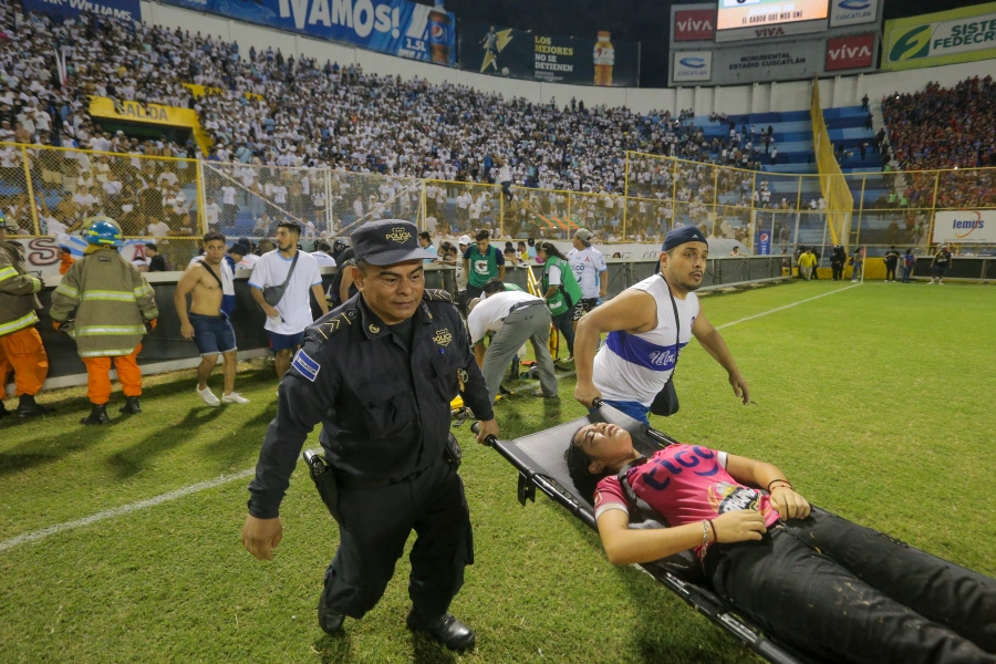 Estampida dejó 9 muertos en partido de fútbol en El Salvador