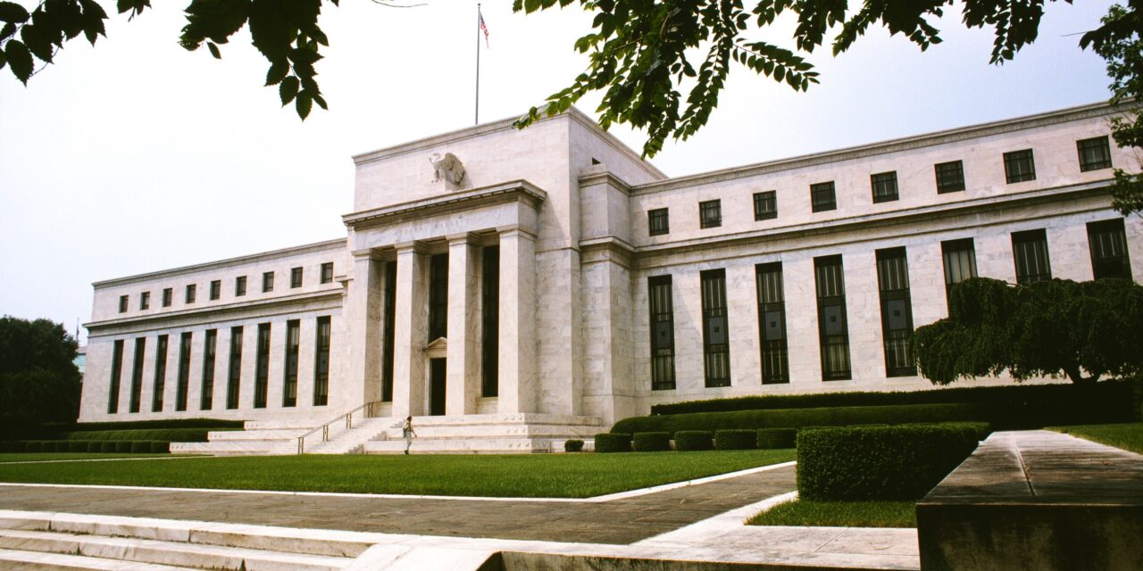 Banco central de EU advierte sobre riesgos de subida “aguda” a tasas de interés