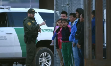 Niña migrante de 8 años muere bajo custodia de EE.UU.
