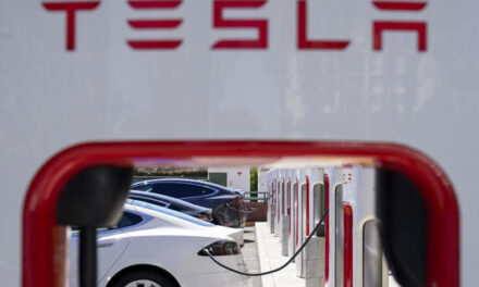 EEUU abre investigación de seguridad tras quejas de conductores de Tesla