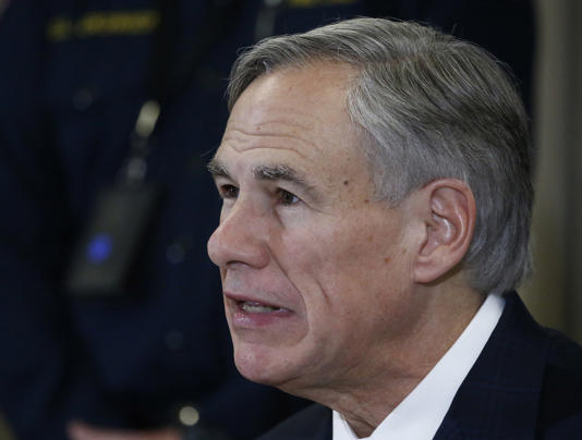 El gobernador de Texas presume haber expulsado a 28.000 inmigrantes a otros estados