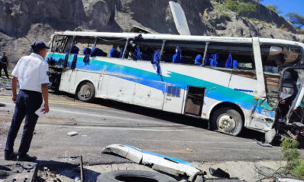 16 migrantes murieron en choque de autobús al sur de México