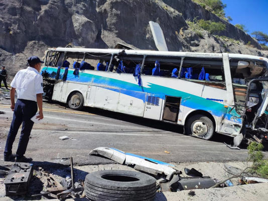16 migrantes murieron en choque de autobús al sur de México