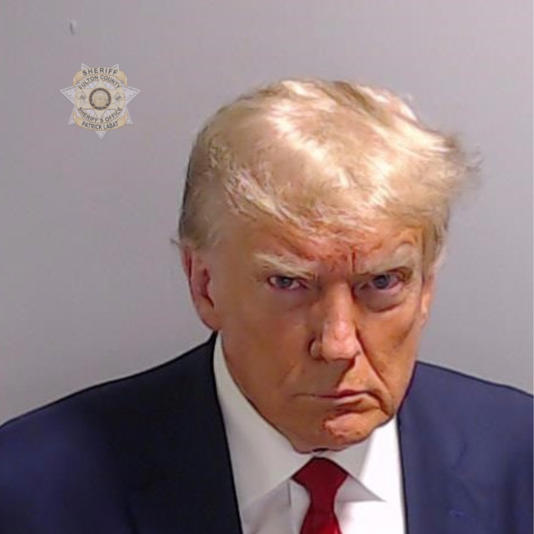 Trump sale desafiante y con el ceño fruncido en su primera foto policial