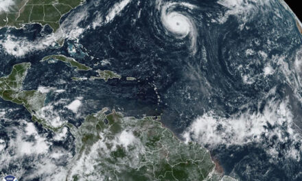 El huracán Nigel provoca fuerte oleaje en las Bermudas en su avance por aguas abiertas