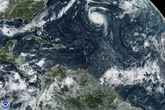 El huracán Nigel provoca fuerte oleaje en las Bermudas en su avance por aguas abiertas