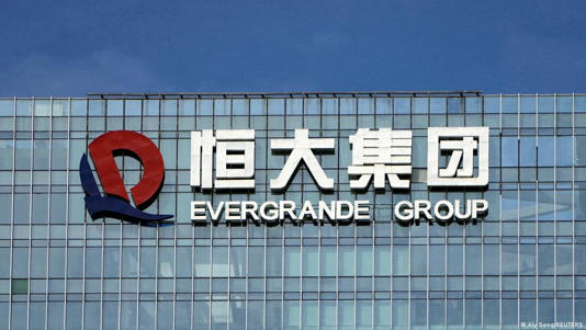 Evergrande se hunde en la Bolsa de Hong Kong tras anunciar que no puede emitir nueva deuda