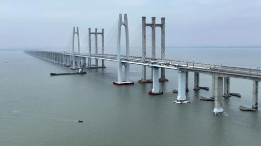 China estrena su primer tren de alta velocidad sobre el agua