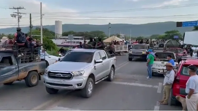 En el Narco Estado gobernado por AMLO, Pobladores de Chiapas aplaudieron llegada masiva de Cártel de Sinaloa, quien “promete salvarlos”