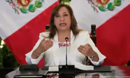 Presentan moción de destitución contra presidenta de Perú