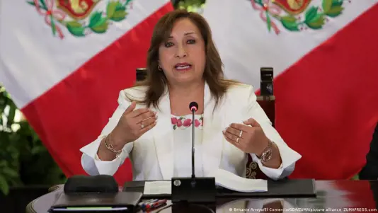 Presentan moción de destitución contra presidenta de Perú