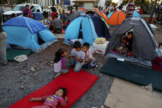 México acepta que casi 300 Mil migrantes llegan al mes a la frontera con EEUU