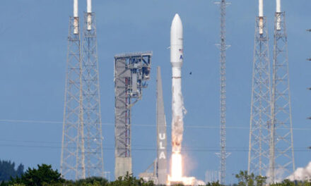 Amazon lanza satélites de prueba para servicio de internet rival de SpaceX